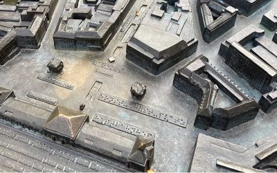 Modell einer Stadt mit Gebäuden und Straßen Detailansicht eines Stadtmodells mit verschiedenen Gebäuden und Straßen in Bronze.